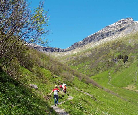 Familien wandern auf dem Höhenweg Elm von der Erbsalp nach Ämpächli