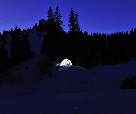 Un iglù illuminato di notte