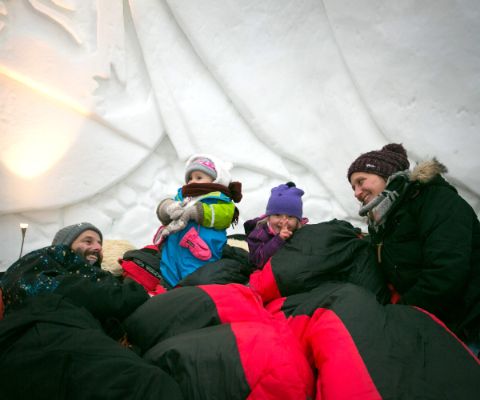 Famille dans des sacs de couchage dans une chambre du village d’iglous de Zermatt