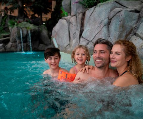 Familie im Indoor-Wasserpark Rulantica 