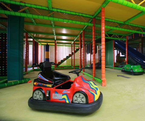 La piste de kart électrique dans l’aire de jeux couverte du Kids Arena