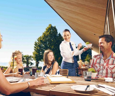 Famille sur la terrasse d’un restaurant avec vue sur le lac de Constance