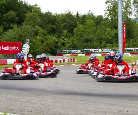 Un groupe de pilotes de kart sur la piste