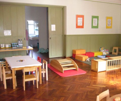Spielzimmer mit Kindertisch und Stühle sowie Spielsachen