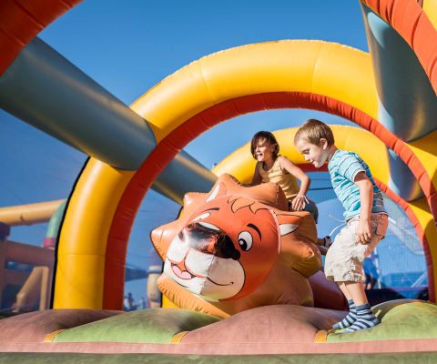 Kinder hüpfen auf grossem Trampolin