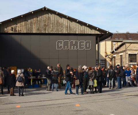 Leute stehen vor dem Cameo Kino in Winterthur