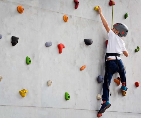 Kind klettert in der Kletterhalle Kraftreaktor in Lenzburg