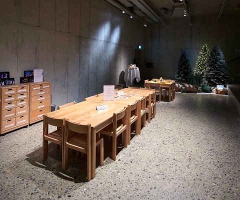 Basteltisch, Hörstation und Leseecke in der Krippenausstellung im Landesmuseum Zürich