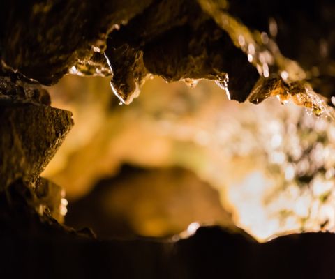 Vue intérieure de la grotte de cristal de Kobelwald