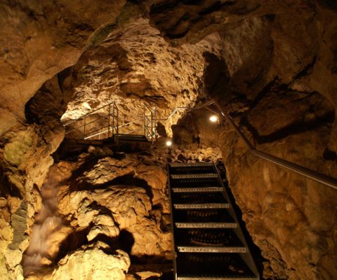 Innenansicht der Kristallhöhle Kobelwald mit Treppe