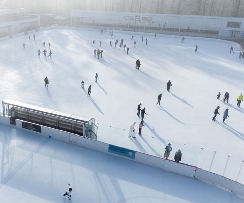 Eislaufen auf einem Ausseneisplatz der Dolder Eisbahn