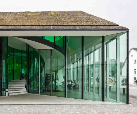 Façade de verre du Musée des Beaux-Arts de Aarau avec vue sur le café depuis l’extérieur