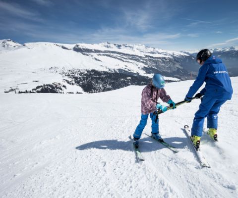 Enfants apprenant à skier à Laax