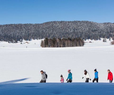 Con la famiglia sulla pista di ghiaccio naturale del Lac des Taillères