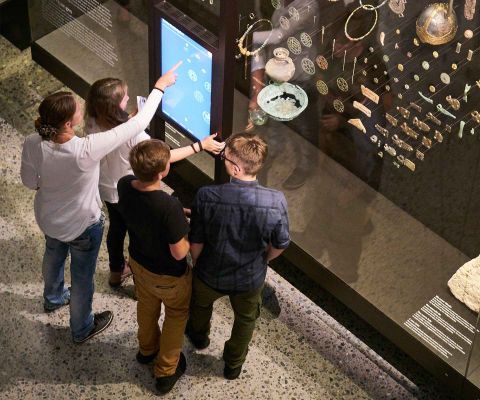 Une famille explore le musée avec le coffret de découverte