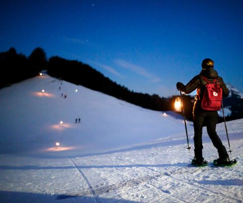 Con le racchette da neve sul sentiero delle lanterne a Les Pléiades