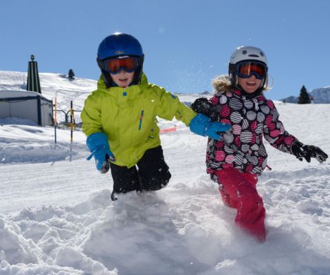 Deux enfants dans le paysage hivernal de Lenk