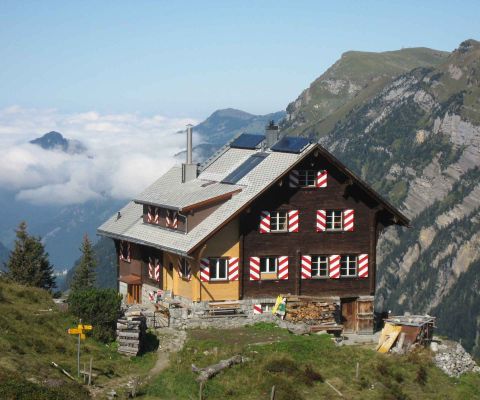 Refuge Lidernenhütte sur fond de montagnes 