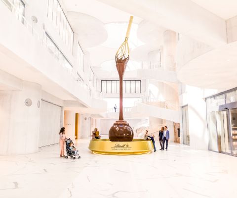 Ein neun Meter hoher Schoggibrunnen bei Lindt Home of Chocolate