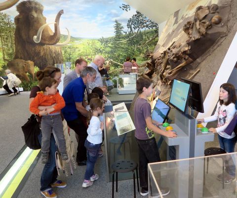 Familien besuchen die Mammut-Ausstellung