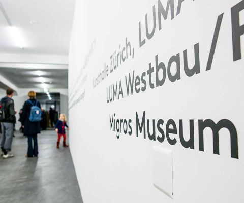 Une famille dans un couloir du musée Migros d'art contemporain