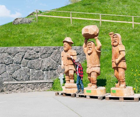 Des figurines en bois intéressantes le long du sentier thématique de Morgarten.