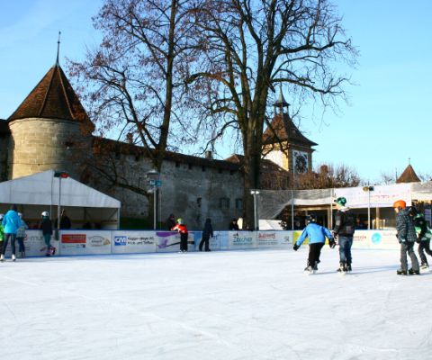 Die Schlittschuhbahn Murten on Ice vor den Toren der Altstadt
