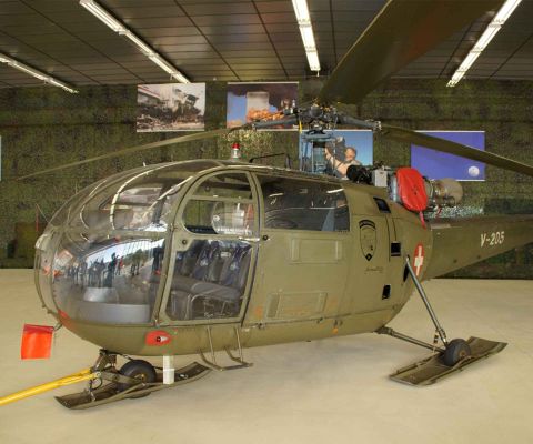 Hélicoptère militaire dans un hangar