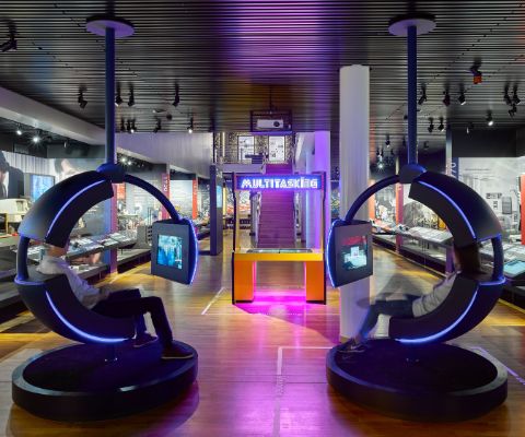 Jugendliche in Virtual Reality Kabinen im Museum für Kommunikation Bern