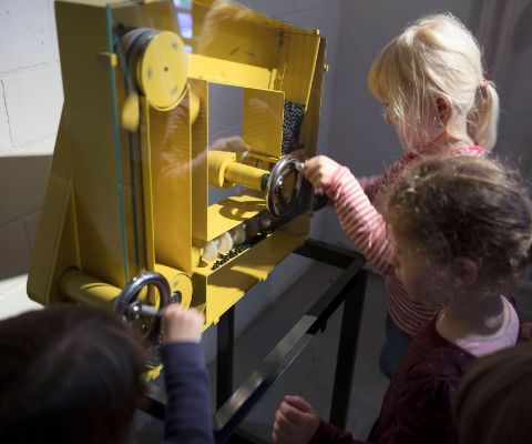 Kinder spielen im Museum Mühlerama
