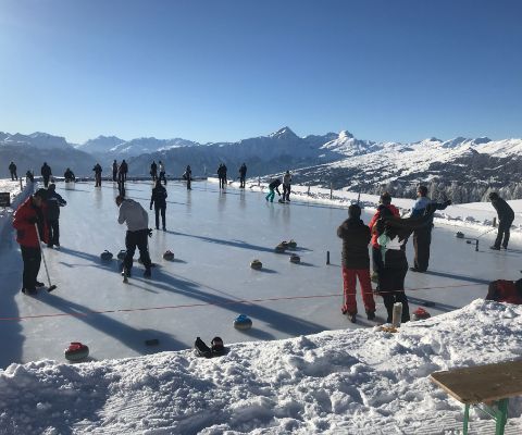 Jouer au curling sur la patinoire naturelle de l’Alp Raguta