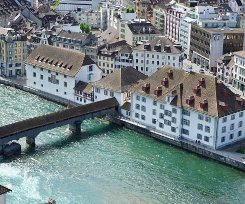 Vista da un drone del Museo di Lucerna presso il ponte Spreuerbrücke sulla Reuss Vista da un drone del Museo di Lucerna presso il ponte Spreuerbrücke sulla Reuss