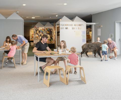 Vista interna del Museo di Lucerna con tavoli per famiglie Vista interna del Museo di Lucerna con tavoli per famiglie