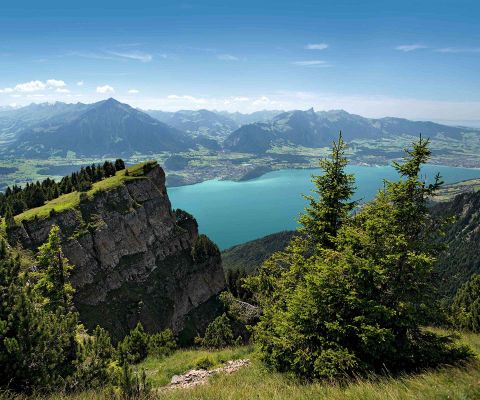 Vue panoramique sur des montagnes et un lac