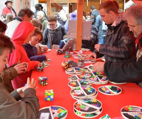 Ragazzi a uno stand con avvincenti giochi da tavolo al mercatino pasquale di Bremgarten