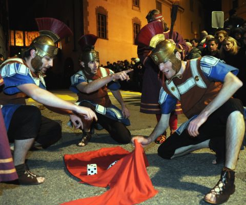 Scena di Romani che giocano ai dadi alla processione di Pasqua di Mendrisio