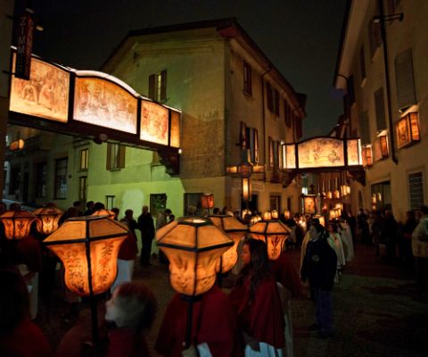 Lanterne illuminate alla processione di Pasqua di Mendrisio
