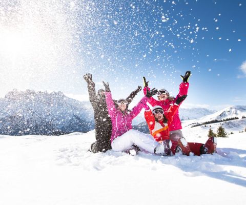 Joies de la neige pour les familles au domaine skiable des Portes du Soleil 