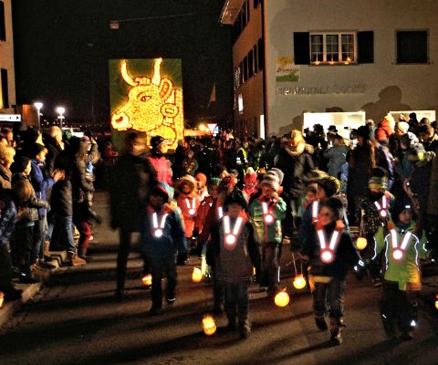Bambini durante la processione delle lanterne di rapa a Richterswil