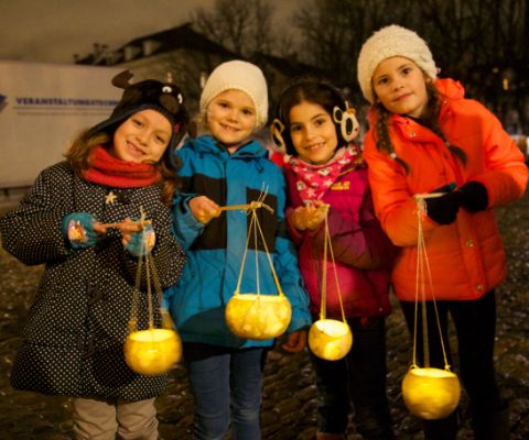 Quattro bambine durante la processione delle lanterne di rapa a Basilea