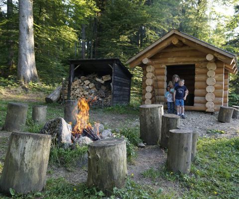 Capanna di legno e area per grigliate sul Percorso degli indovinelli Schwellbrunn