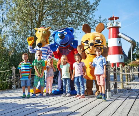 Bambini davanti a tre mascotte del Ravensburger Spieleland