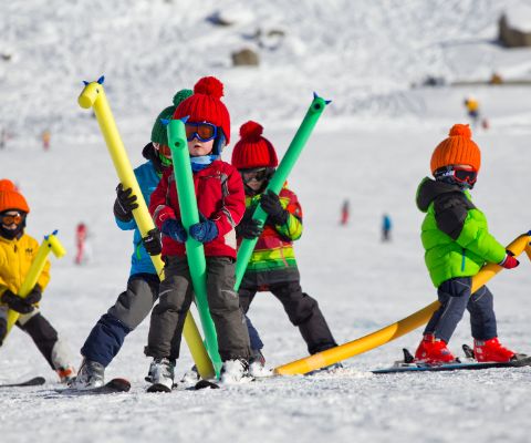 Plaisir familial au domaine skiable de Saas-Grund