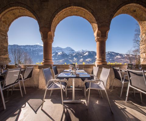 Tische des Panoramarestaurants der Sankt Beatus-Höhlen