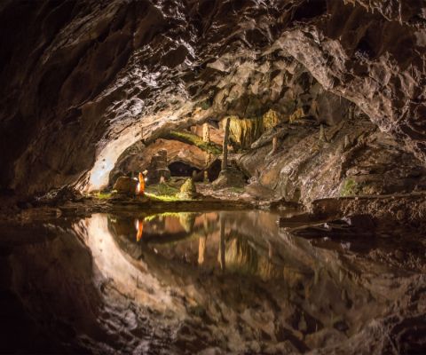 Stalactites et stalagmites dans une des grottes de Saint-Béat