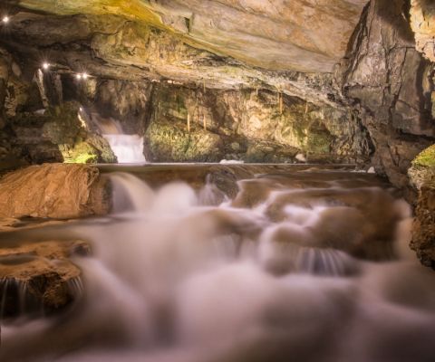 Chutes d'eau dans les grottes de Saint-Béat
