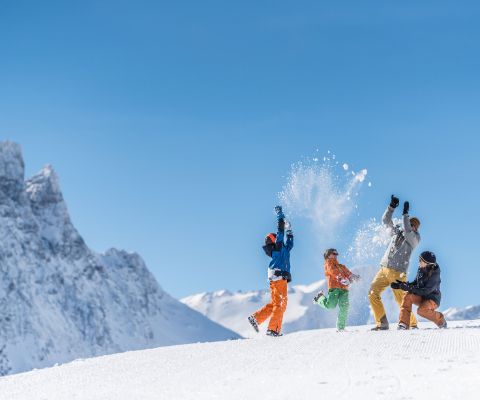 Una famiglia si diverte sulla neve a Savognin