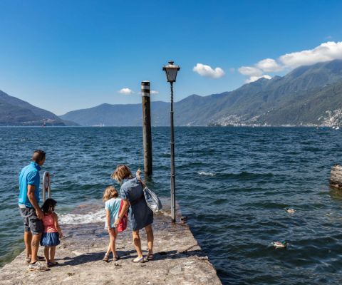 Famiglia ammira il lago Maggiore