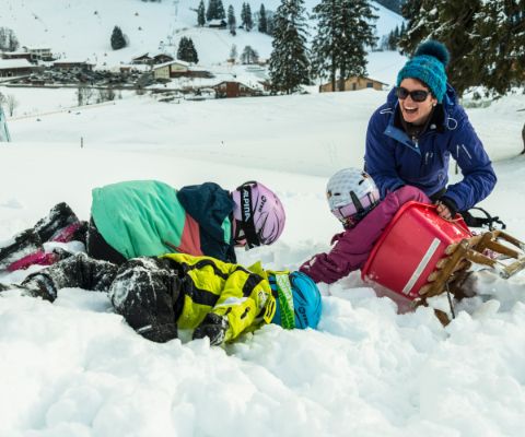 Familienspass im Schnee beim Schlittelhang Lengels am Schwarzsee