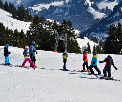 Bambini imparano a sciare durante un corso
